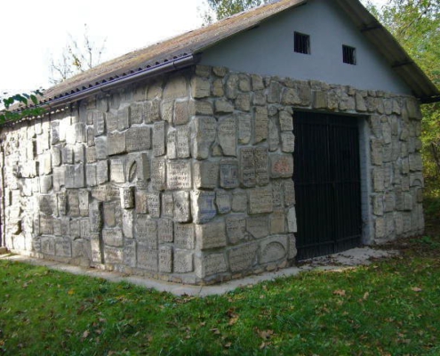 19. Gefänfgnis aus jüdischen Grabsteinen in Izbica Foto HP